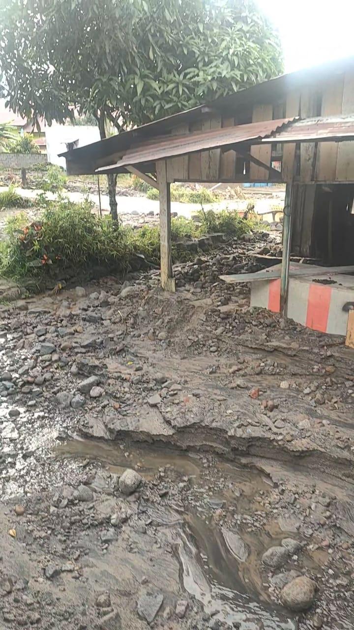 Rumah warga yang hancur akibat longsor di belakang Masjid Nurul Iman, Lampahan, Kecamatan Timang Gajah, Bener Meriah, Jumat (28/11/2025).