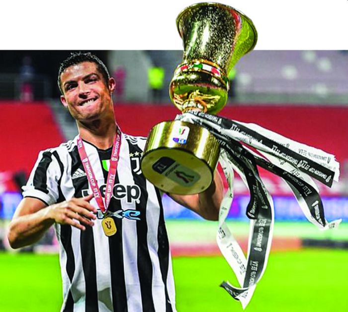 bomber-juventus-cristiano-ronaldo-mengangkat-trofi-coppa-italia.jpg