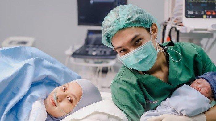 Ceritakan Sempat Alami Pecah Ketuban Berkali-kali, Dinda Hauw Lahiran dengan Operasi Caesar
