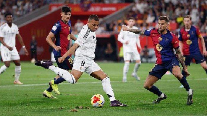 emain-Real-Madrid-Kylian-Mbappe-berusaha-menendang-bola-dalam-kepungan-pemain-Barcelona.jpg
