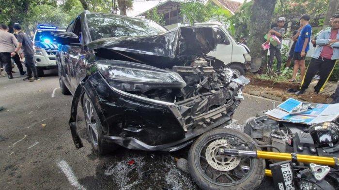 endaraan-mobil-dan-motor-terlibat-kecelakaan-di-Jalan-Anggrek-Kota-Bandung.jpg