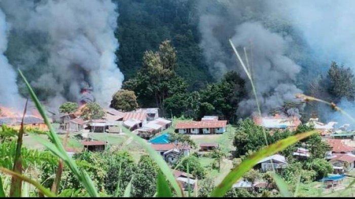 kebulan-asap-yang-berasal-dari-sejumlah-bangunan-yang-dibakar-kkb-di-distrik-kiwirok-papua.jpg