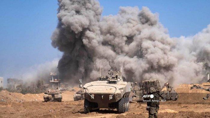 kendaraan-militer-Israel-dan-asap-tebal-di-dalam-Jalur-Gaza-saat-pertempuran.jpg