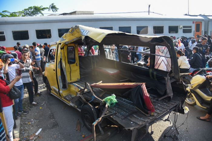 Terekam CCTV Kereta Api 'Sapu' Mobil Daihatsu Sigra di Perlintasan Desa Banjarejo