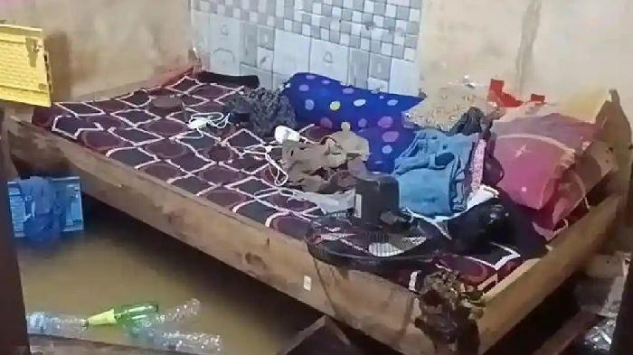 lokasi-meninggalnya-seorang-ibu-rumah-tangga-akibat-tersetrum-saat-merapikan-rumahnya-yang-banjir.jpg
