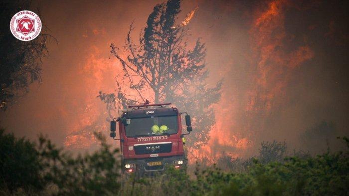 mobil-pemadam-kebakaran-Israel-pada-hari-Rabu-berupaya-memadamkan-api.jpg