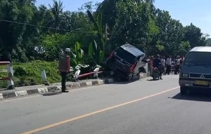mobil-tersangkut-di-besi-jembatan.jpg