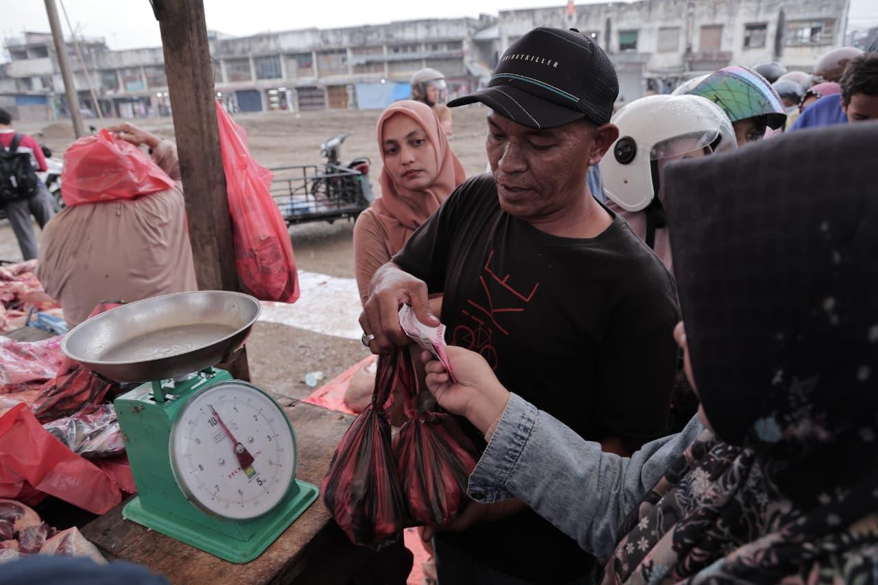Pemerintah Kota Banda Aceh melakukan intervensi pasar secara masif untuk menekan lonjakan harga daging menjelang tradisi meugang Ramadan 1447 H.