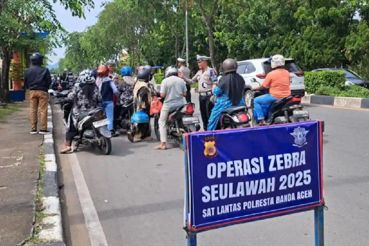 pengendara-dilakukan-pemeriksaan-oleh-petugas-dalam-Operasi-Zebra-Seulawah-2025.jpg