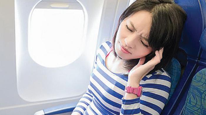 Mengapa Telinga Penumpang Pesawat Berdengung Saat Landing dan Take Off?