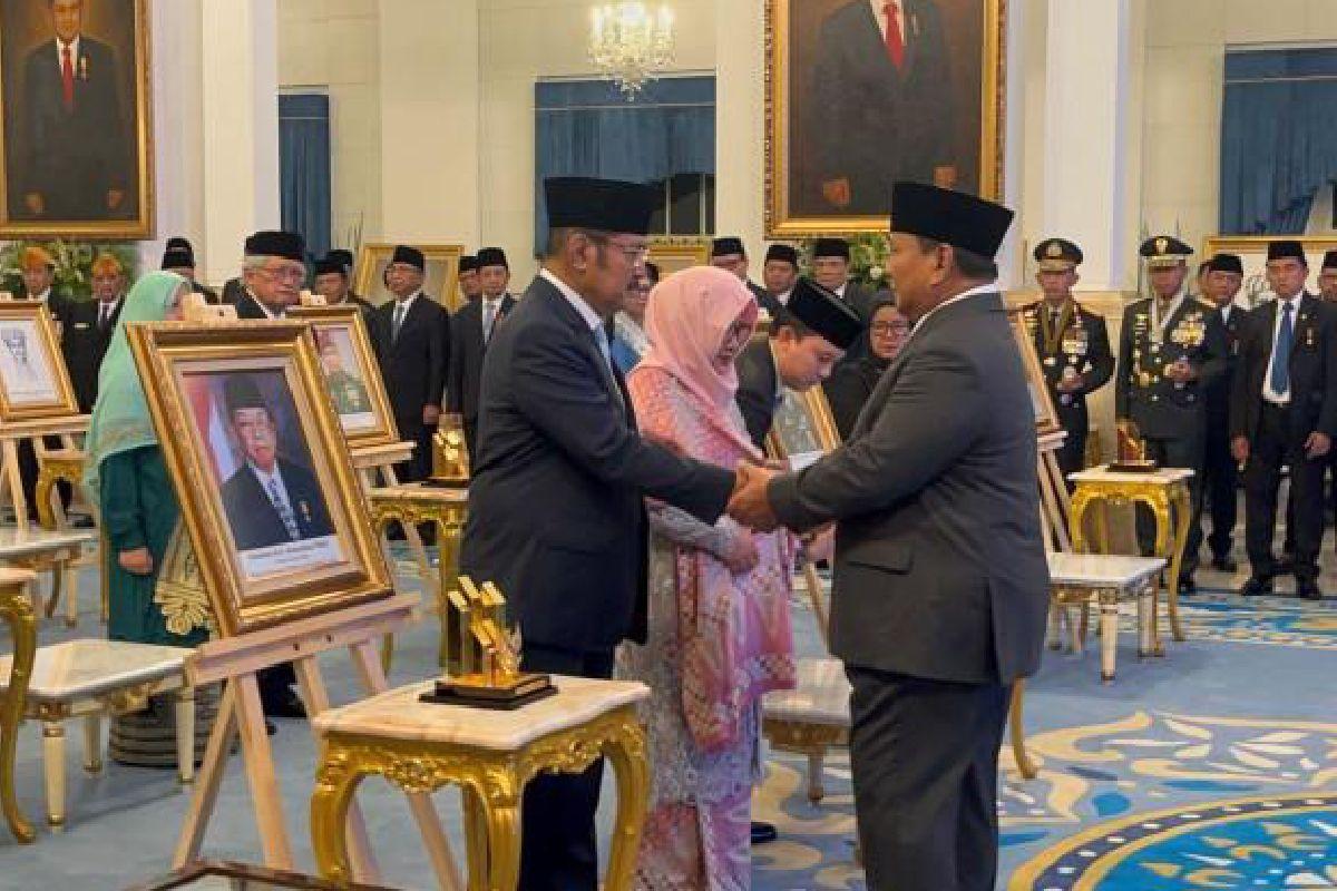 residen-Prabowo-Subianto-menganugerahkan-gelar-pahlawan-nasional-kepada-10-tokoh-di-Istana-Negara.jpg