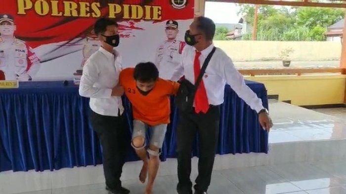 tersangka-babak-belur-diamuk-massa-saat-dipergoki-menikam-temannya-untuk-menguasai-sepeda-motornya.jpg