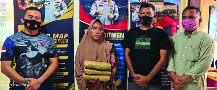 tersangka-pemilik-hampir-3-kg-ganja-kering-didampingi-personel-polisi-polsek-badar-aceh-tenggara.jpg