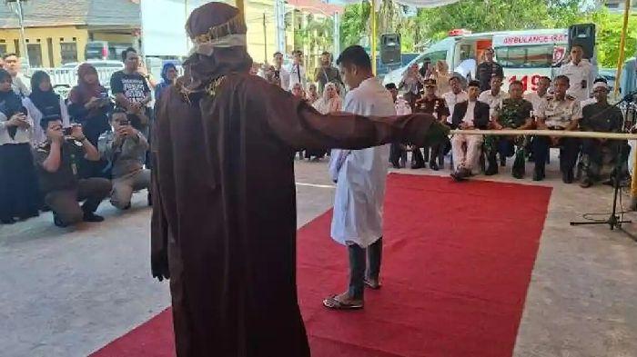 warga-Kuta-Alam-Banda-Aceh-menjalani-hukuman-cambuk-17-kali-di-halaman-Lapas-Bireuen.jpg