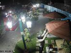 Aksi-oknum-warga-yang-mencopot-lampu-di-fasilitas-lapak-UMKM-di-Madium.jpg