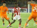Aksi-pesepak-bola-Persis-Solomenggiring-bola-dan-diadang-pesepak-bola-Borneo-FC.jpg
