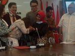 Anggiat-Pasaribu-mencium-tangan-ibunda-Arteria-Dahlan-Wasniar-Wahab-di-ruang-Fraksi-PDI-P.jpg