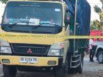 Aparat-Satreskrim-Polres-Madiun-memasang-garis-polisi-pada-truk-yang-di-dalamnya-ditemukan-jasad.jpg