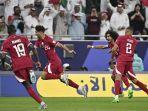 Bek-Qatar-Jassem-Gaber-berselebrasi-dengan-rekan-satu-timnya-semifinal-Piala-Asia-2023-Qatar.jpg