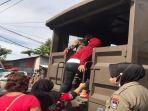 Belasan-wanita-yang-diamankan-Satpol-PP-di-tiga-salon-di-Kota-Padang.jpg