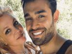 Britney-Spears-dan-suaminya-Sam-Asghari.jpg