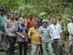 Bupati-Nagan-Raya-Dr-TR-Keumangan-bersama-Forkopimda-meninjau-lokasi-penemuan-batu-giok.jpg