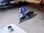 CCTV-merekam-aksi-dua-pria-yang-mencuri-sepeda-motor-di-Aceh-Tamiang.jpg