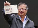 Calon-presiden-Kolombia-dari-koalisi-Historical-Pact-Gustavo-Petro-menunjukkan-surat-suaranya.jpg
