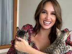 Cinta-Laura-dengan-dua-kucing-peliharannya-yang-baru.jpg