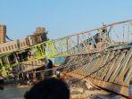 Crane-terjungkal-di-bandan-jalan-persisnya-di-lantai-jembatan-menuju-Pelabuhan-Kuala-Langsa.jpg