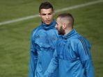 Cristiano-Ronaldo-kiri-dan-Karim-Benzema-kanan-saat-menjalani-sesi-latihan.jpg