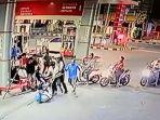 Cuplikan-insiden-pengeroyokan-di-SPBU-Sidoarjo.jpg