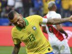 Dani-Alves-saat-Berseragam-Timnas-Brasil.jpg