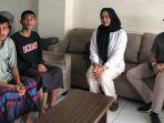 Darwati-A-Gani-bersama-Ketua-YayasanSambinoe-saat-menjumpai-dua-korbanTPPO-asal-Bireuen.jpg