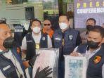 Direskrimum-Polda-Jateng-Djuhandhani-Rahardjo-Puro-memperlihatkan-uang-palsu-di-Mapolda-Jateng.jpg