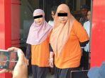 Dua-ibu-muda-tersangka-kasus-penipuan-investasi-bodong-saat-diamankan-di-Polres-Mojokerto.jpg