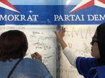 Dua-kader-Demokrat-dari-wilayah-Jakarta-memberikan-cap-darah-sebagai-dukungan-pada-Partai-Demokrat.jpg