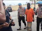 Dua-personel-Polres-Pidie-menggiring-pelaku-agen-penyeludupan-etnis-Rohingya.jpg