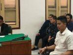 Ekspresi-wajah-Aditya-Hasibuan-anak-achiruddin-saat-mendengarkan-sidang-putusan.jpg