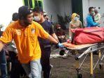 Evakuasi-jenasah-perempuan-yang-meninggal-dunia-karena-pemukulan.jpg
