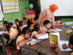 Foto-Ilustrasi-guru-mengajar-di-kelas-12.jpg