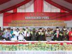 Gubernur-Sumatera-Utara-menunjukkan-narkoba-yang-hendak-dimusnahkan.jpg