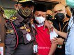 Herry-Wirawan-terdakwa-kasus-perkosaan-13-santriwati-digiring-petugas-masuk-mobil-tahanan.jpg