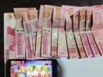 ILUSTRASI-Barang-Bukti-uang-tunai-hasil-penjualan-chip-higgs-domino.jpg