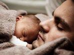Ilustrasi-ayah-mencium-bayi-setelah-merokok.jpg