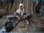 Inshirah-Salem-al-Aqra-yang-membuat-tabun-atau-oven-tanah-liat-tradisional-di-Gaza.jpg