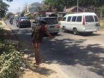 Isa-Alima-menunjukkan-lubang-tempat-terperosoknya-sepeda-motor-di-ruas-jalan-Keunire-Pidie.jpg