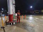Jaka-petugas-SPBU-menunjuk-ke-lantai-SPBU-yang-hangus-setelah-sepeda-motor-terbakar.jpg