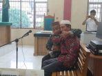 Jalaluddin-Sagala-merangkul-keponakan-saat-sidang-di-Pengadilan-Negeri-Singkil.jpg