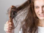 Sering Mengalami Kerontokan Rambut yang berlebihan? Ini Penyebab dan Cara Mengatasinya